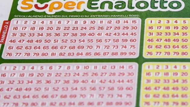 Vince 156 milioni al Superenalotto e telefona al tabaccaio: "Mi ricorderò..."
