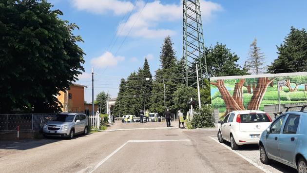 Auto sfonda il passaggio a livello