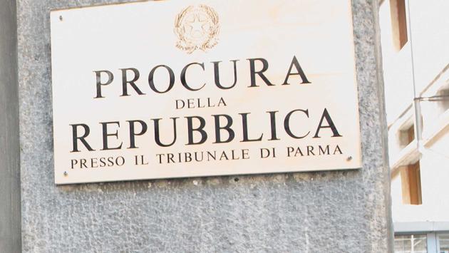 Furti ripetuti nei supermercati e nei rivenditori automatici nel Parmense: individuati i tre responsabili