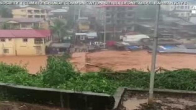 Un fiume di fango travolge Freetown 