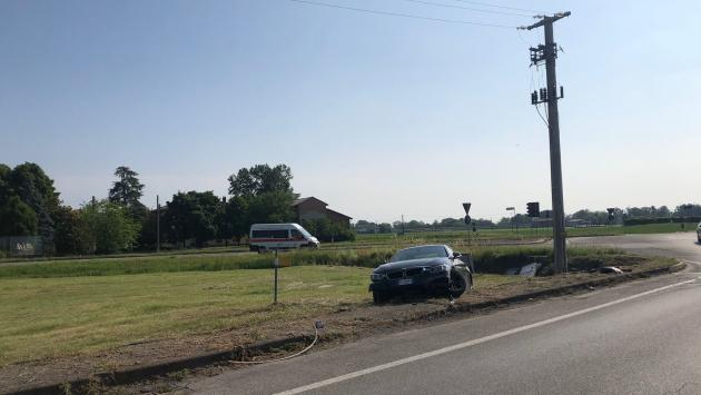  San Secondo, auto esce di strada e sbatte contro una centralina 