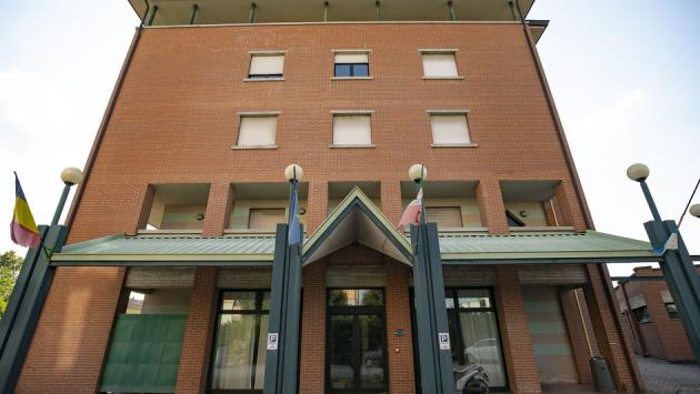 Rapinate e trascinate nell'hotel abbandonato