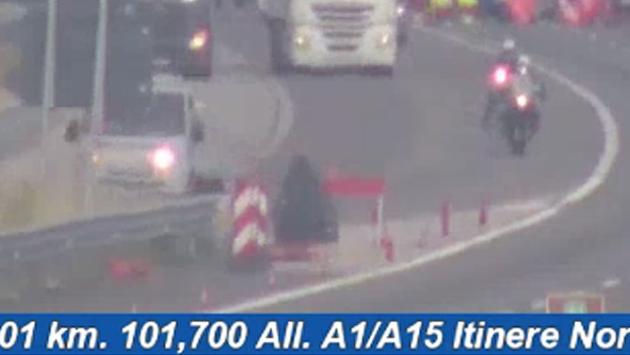 Code in autostrada fra Fidenza e svincolo per l'A15 per uno scontro fra due moto e un camper: due feriti gravissimi