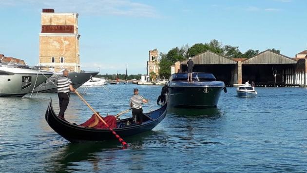 Salone nautico: varata 'Selecta', gondola storica