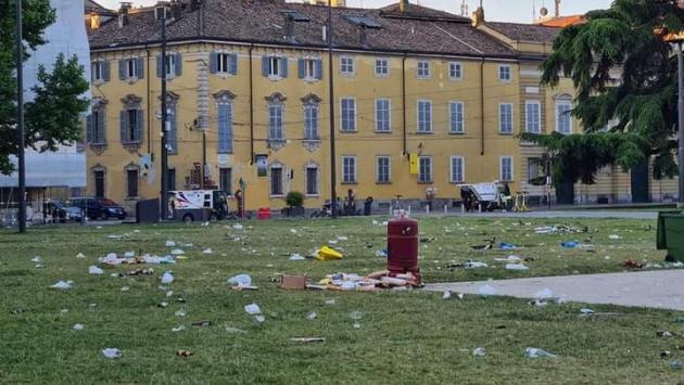 Per piazza della Pace un risveglio tra i rifiuti