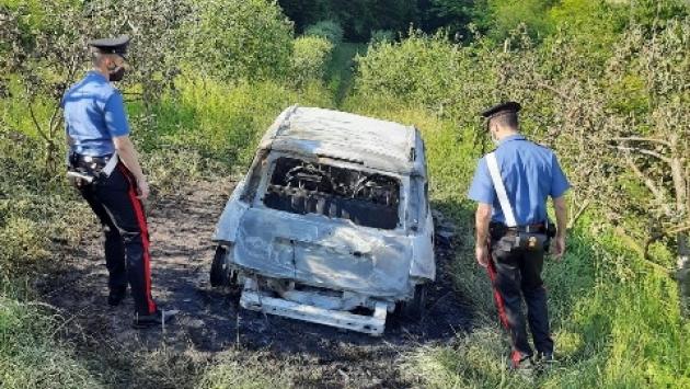 Auto incendiata nel Torinese, cadavere all'interno
