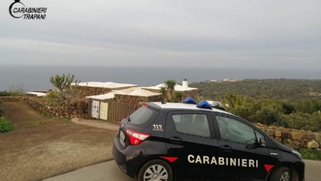 Trova portafoglio con 1.875 euro e lo restituisce a una turista