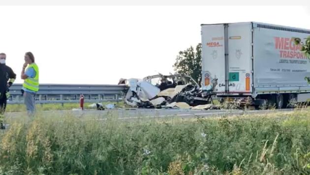 Scontro in A21 a Fiorenzuola, cinque operai morti. Rientravano da un cantiere a Parma