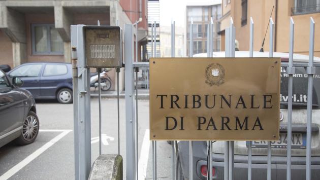 Sfascia tre vetrine in una notte, ma la telecamera incastra il ladro
