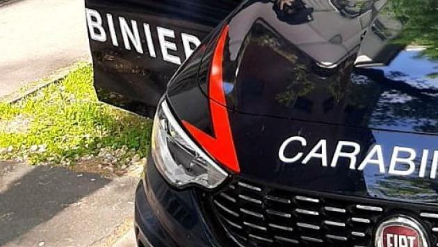 Litiga con la sorella, prende a bastonate un aiutante e dà fuoco ai balloni