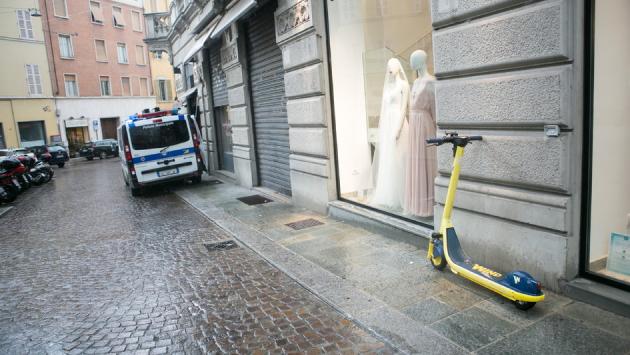 Scontro auto-monopattino in via Carducci