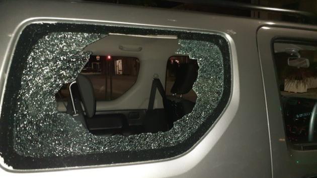 Auto prese a sassate, i genitori: «Sconcertati». Per il sindaco «il caso è chiuso»