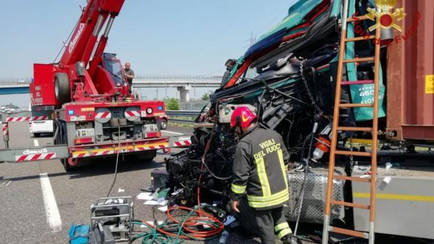 Un altro grave incidente in autostrada nel Parmense: scontro tra due camion in A1, 50enne in rianimazione
