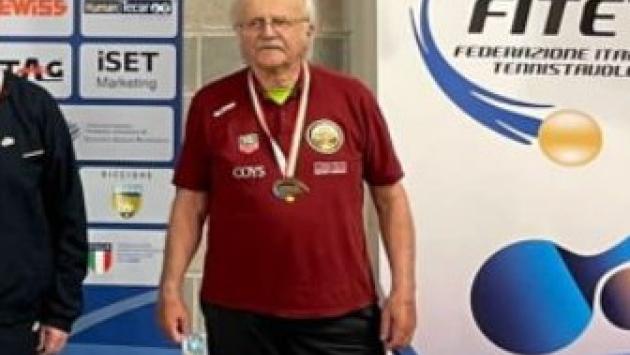Curti, a 80 anni sconfigge il Covid e diventa campione di ping pong