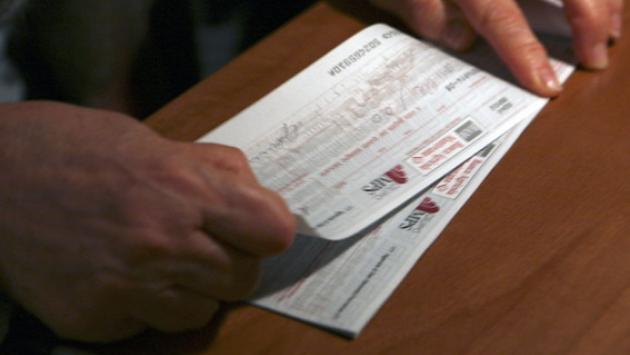 Il signore degli anelli paga con un assegno scoperto
