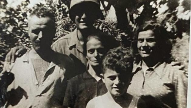 Il soldato Adler cerca altri 'bambini' e mostra decine di foto di guerra