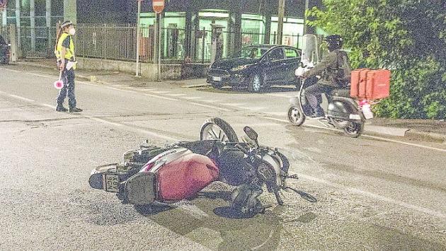Via Buffolara, auto pirata travolge scooter e fugge