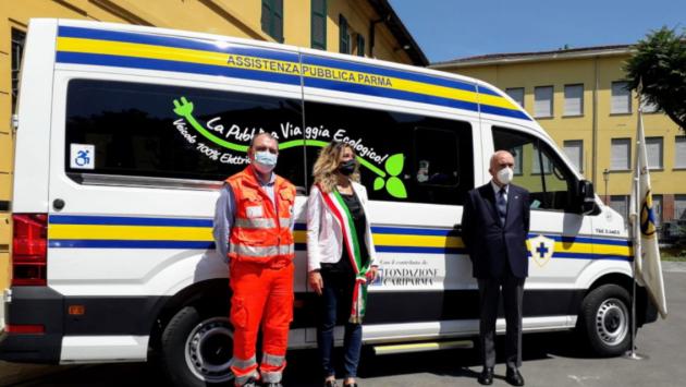 Inaugurato il primo pulmino elettrico: la scelta “green” della Pubblica