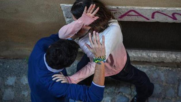 Maltrattava moglie e figli da vent'anni: arrestato