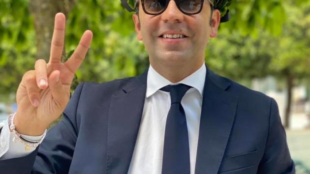 Il sindaco di Ginosa discute la tesi in Architettura dall'ufficio in Comune: "A Parma per amore, fiero della scelta"