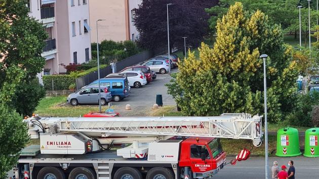 Arriva l'antenna: scoppia la protesta e la gru fa dietro-front