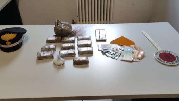 Fermati con 34 grammi di cocaina. L'hashish l'avevano dato al barista (per conservarlo)