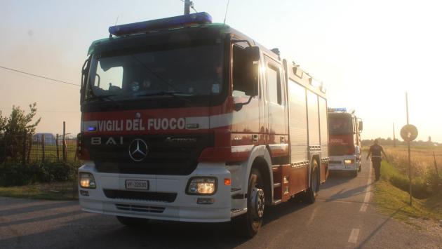 Incendio tra Diolo e Ragazzola: balloni in fiamme,  vigili del fuoco al lavoro