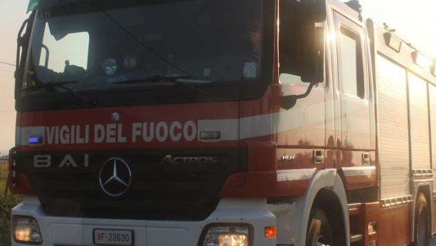 Incendio a Chiozzola, blackout nella zona industriale: vigili del fuoco al lavoro 