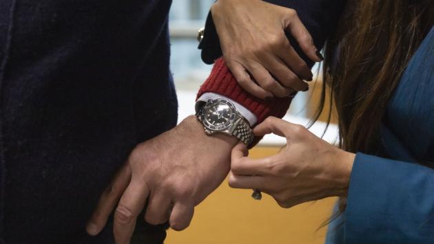 Blocca un'anziana in strada e cerca di rubarle l'orologio