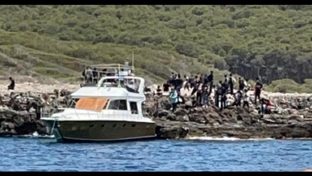 Migranti: sbarco in pieno giorno tra i bagnanti in Salento