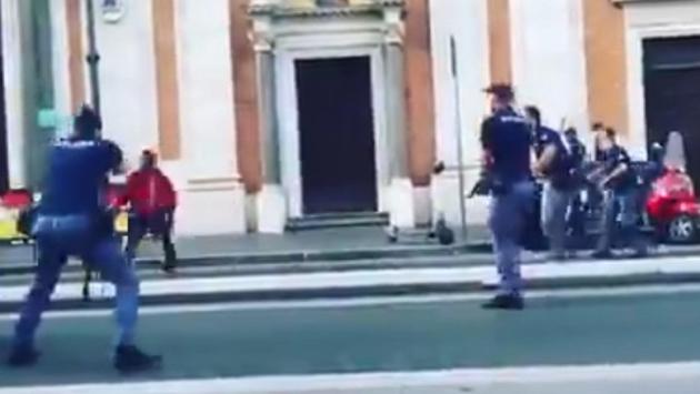 Armato di coltello in stazione, la polizia spara per fermarlo - Video 