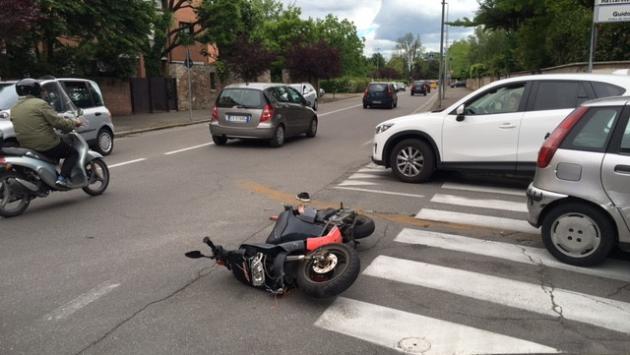 Scontro fra un'auto e uno scooter in viale Fratti: in due al pronto soccorso