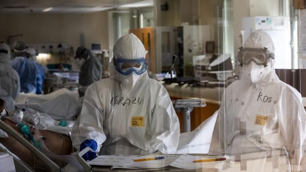 L'ospedale si svuota, ma i medici avvertono: «Mascherina anche all'aperto se c'è folla»