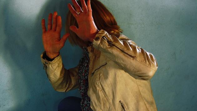 Si finge poliziotto, picchia e violenta una escort: condannato a 5 anni