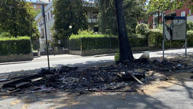 Rottami ancora in strada. E il piromane non si trova