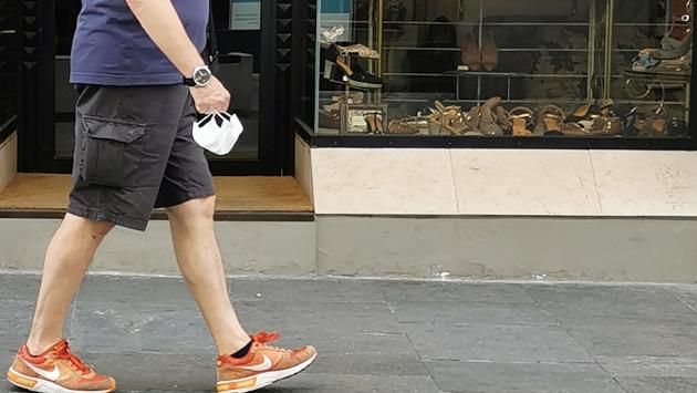 Addio alla mascherina all'aperto. Ecco gli obblighi che «resistono»
