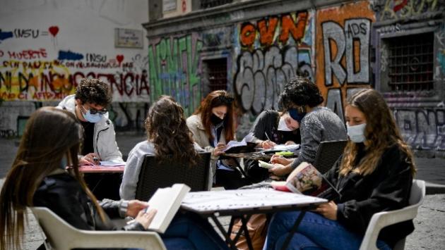 Costa: "Con questi numeri e il ritmo delle vaccinazioni, studenti in classe senza mascherina"