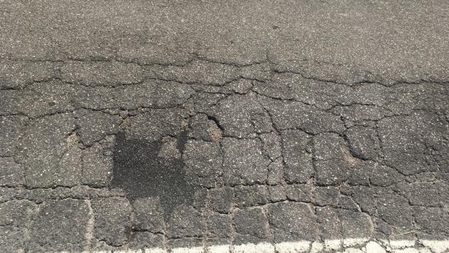 Monza, un pensionato ripara una buca: invece di un grazie riceve una multa da 800 euro