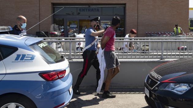Arraffa alcolici, fugge e travolge una donna: 27enne arrestato