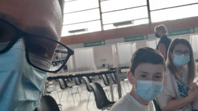 Padre, madre e figlio vaccinati insieme