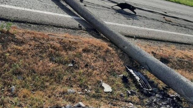 Abbatte un palo della luce con l'auto e provoca un blackout