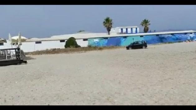 Con l'auto sulla spiaggia, identificato e multato