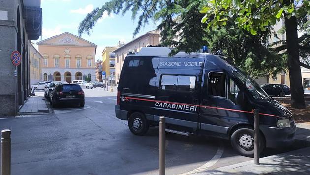 Lite in famiglia, arrivano i carabinieri. Ma la droga è sul tavolo di casa