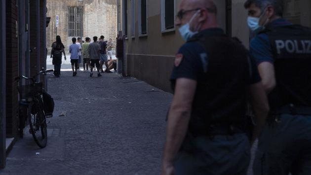 Botte ai garage in centro storico, l'ultima bravata fermata dalla polizia