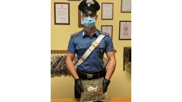 Fermato per un normale controllo e tradito dall'odore di marijuana in auto: arrestato 31enne valtarese
