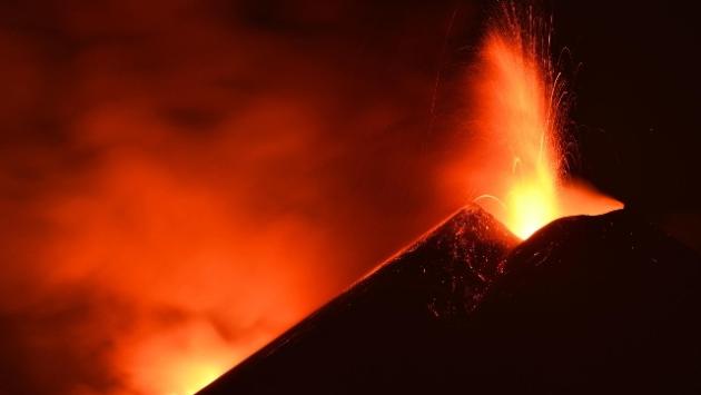 Etna: spettacolare fontana di lava alta 800 metri