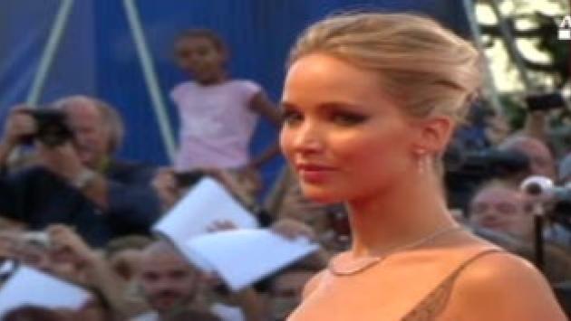 Jennifer Lawrence sexy sul red carpet con un abito di veli e tulle 