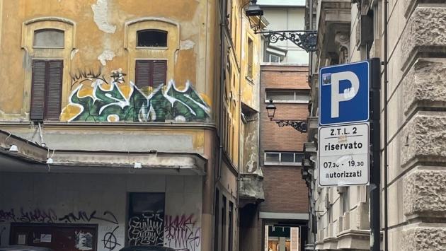 Sull'ex Cinema Lux l'ultimo (pericoloso) graffito comparso in centro