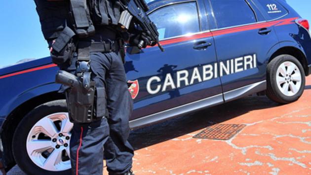 Accoltella la moglie e tenta il suicidio