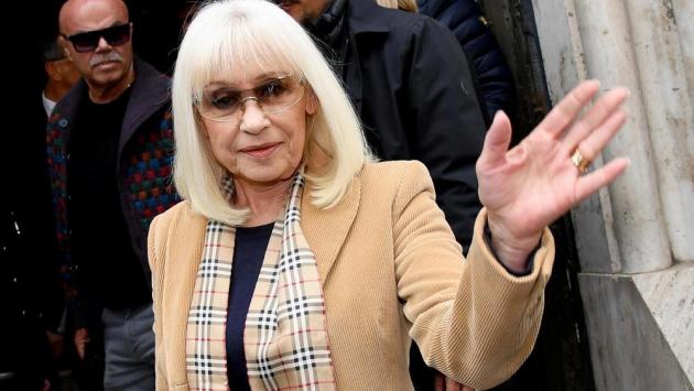 Oggi in diretta su Rai 1 (11:4o) i funerali di Raffaella Carrà